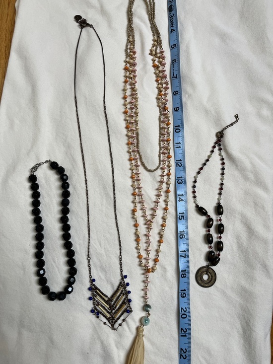 Jewelry - Bundle of necklaces